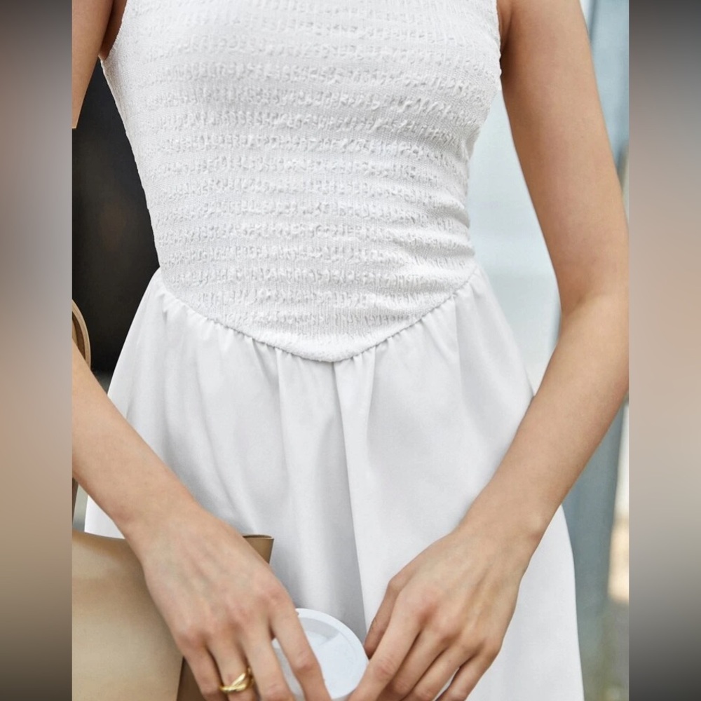 Elegant White Sleeveless Dress - Picture 4 of 16